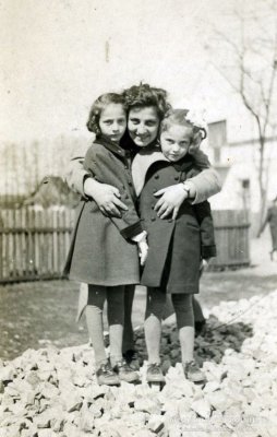 Rachela Bock  z córkami (Sara po lewej, Chana po prawej)